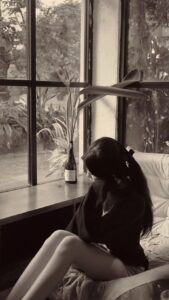 Trang chủ 148 Ảnh girl che mặt buồn bên cửa sổ