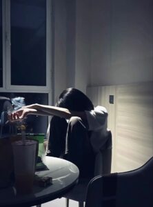 Avatar ảnh nữ khóc che mặt gục đầu