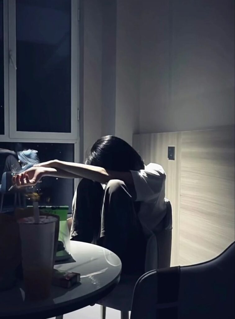 Bộ sưu tập 100+ ảnh girl che mặt buồn và tâm trạng 14 Avatar ảnh nữ khóc che mặt gục đầu
