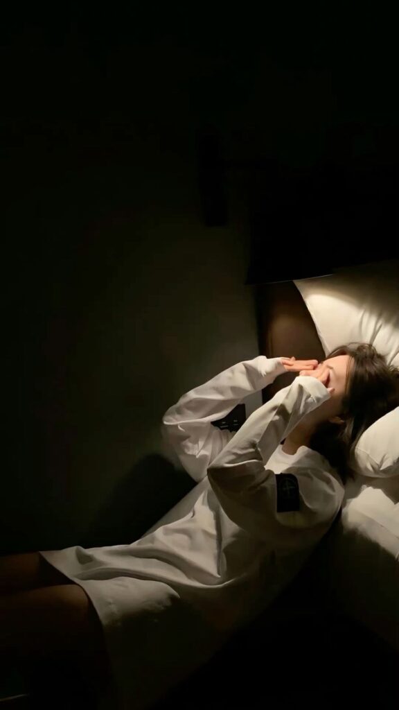 Bộ sưu tập 100+ ảnh girl che mặt buồn và tâm trạng 15 Avatar ảnh nữ khóc che mặt trên sofa